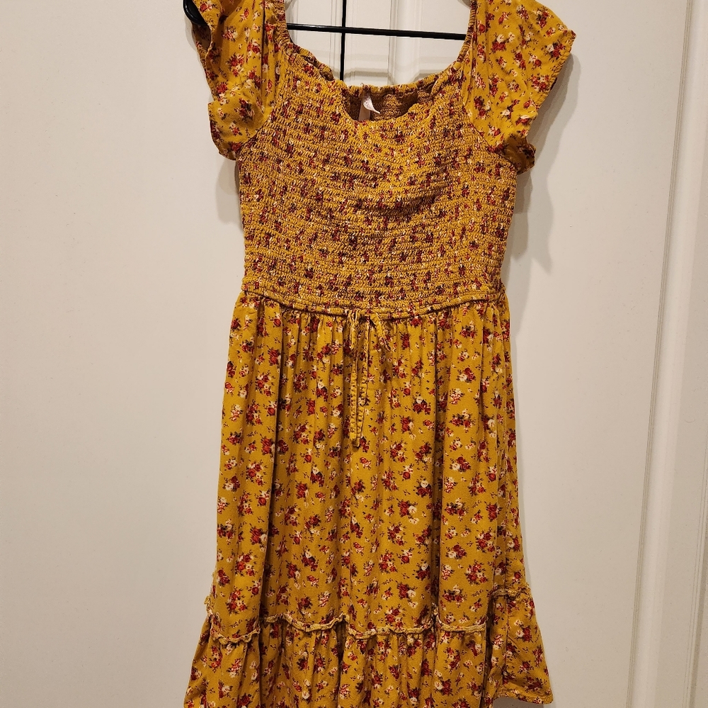 Yellow floral xhilaration sundress with pockets!
